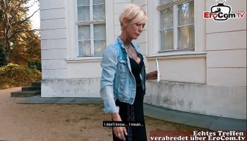 Немецкую худенькую татуированную милфу-блондинку сняли на свидании вслепую
