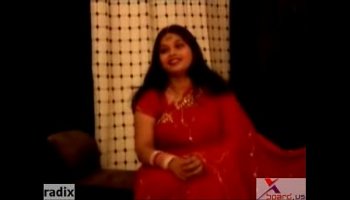 Пухлая толстая индийская тетушка в красном сари